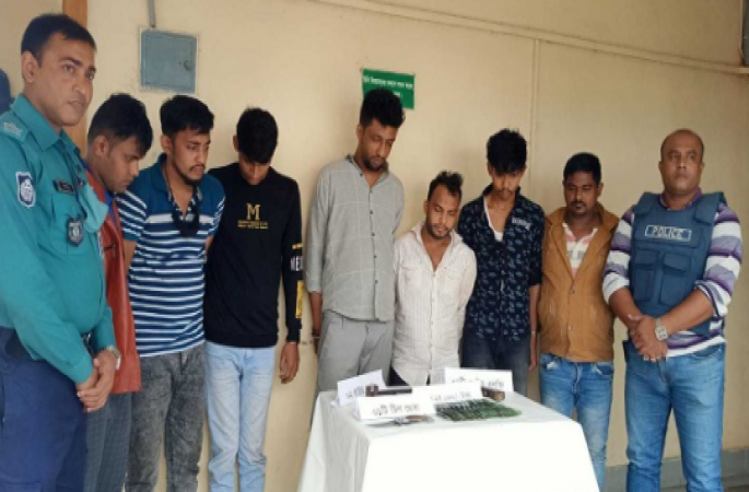 ১২ জনের ছিনতাই টিম